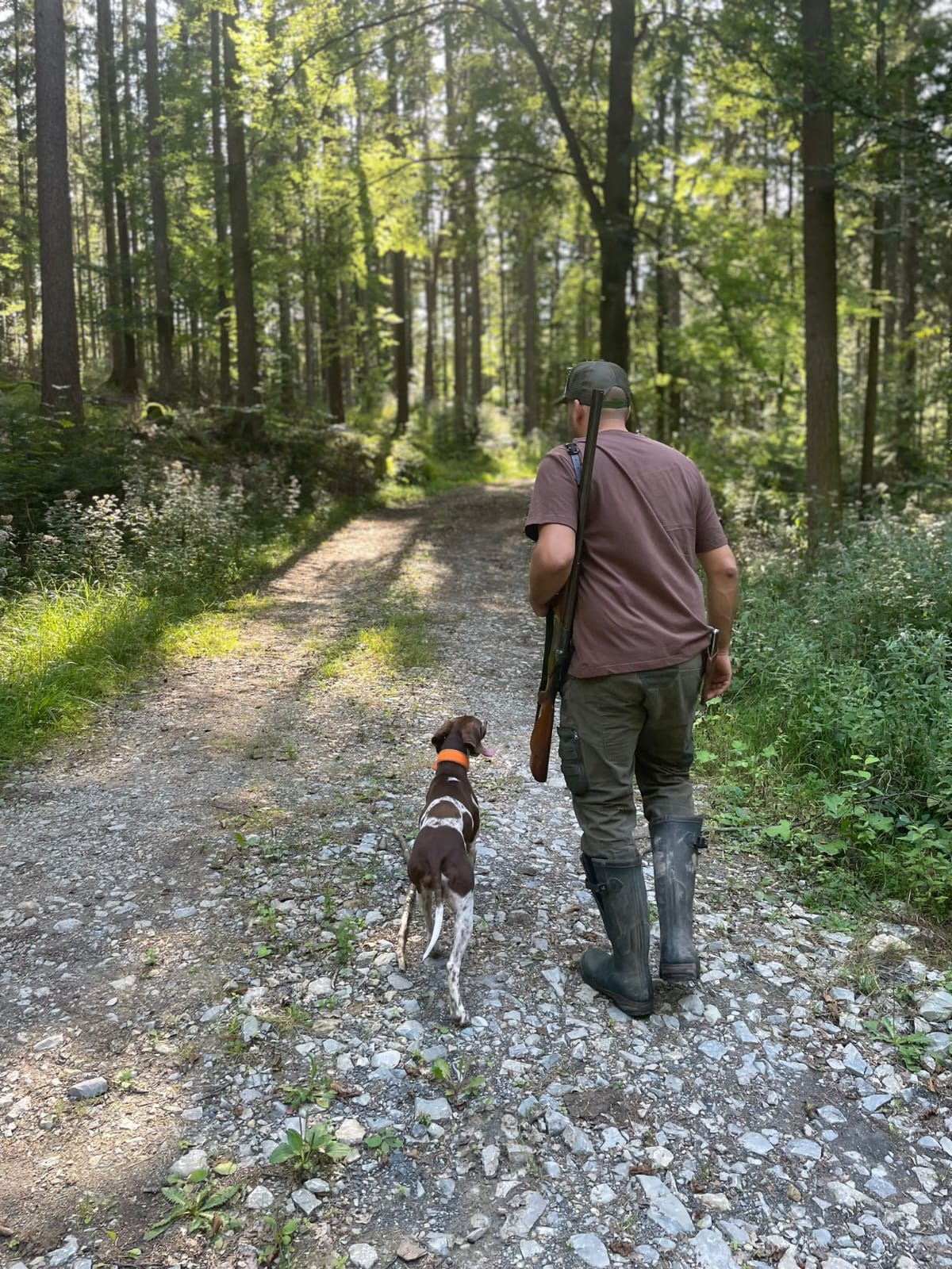 Jäger von hinten auf Waldweg